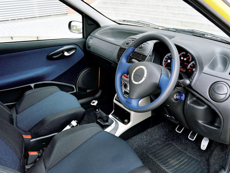 Интерьер Fiat Punto HGT Abarth 2001 года  (UK) (фото 6 из 6)
